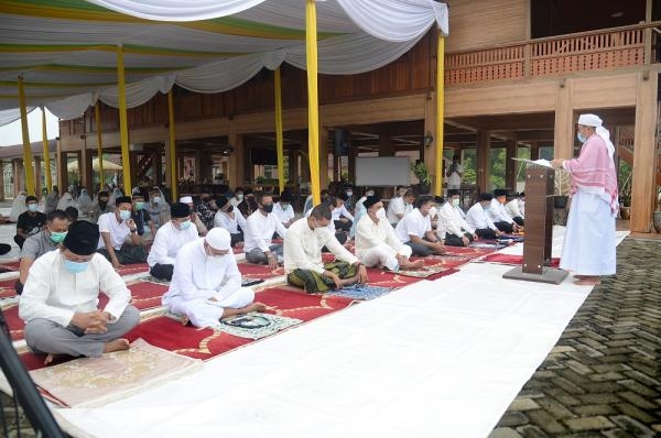 Gubernur Edy Rahmayadi dan Keluarga Salat Idul Adha di Kediaman Pribadi, Pemprov Sumut Sembelih 154 Ekor Sapi Kurban